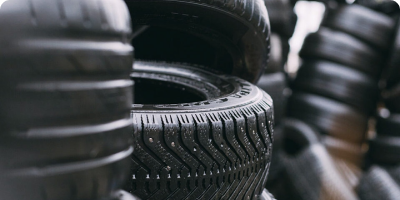 Pneus empilhados