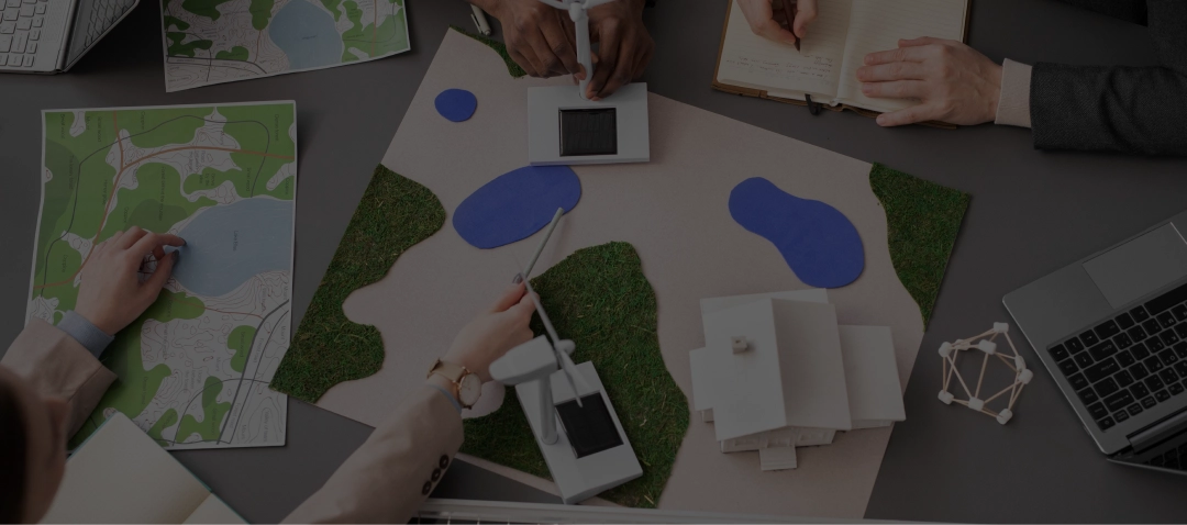 Pessoas reunidas em umas mesa de escritório